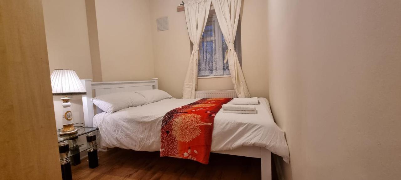 Two Bed Holiday Apartment Londyn Zewnętrze zdjęcie